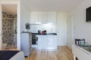 Réfrigérateur, four, plaque de cuisson, cafetiÚre/bouilloire