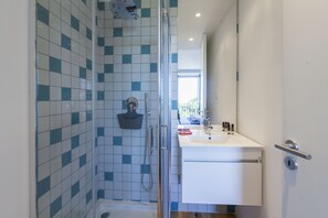 Dusche, Haartrockner, Handtücher, Seife