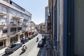 A street view with a building labeled "SANTACLA RA PORTO". - Fantastic Apartment in Porto Center Completely Renovated! (porto)