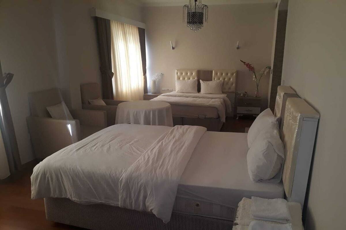 Suíte, banheira de hidromassagem | Roupa de cama