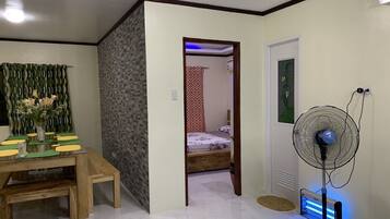 2 bedrooms, iron/ironing board, free WiFi, bed sheets