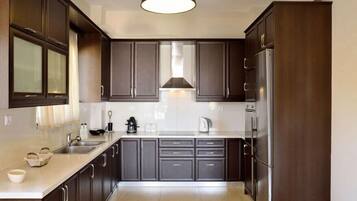 Huoneisto, 3 makuuhuonetta | Yksityinen keittiö | TÀysikokoinen jÀÀkaappi, uuni, liesi, kahvin-/teenkeitin