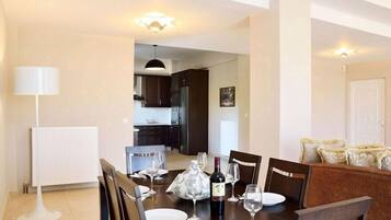 Apartment, 3 Bedrooms | In-room dining