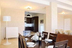 Apartment, 3 Bedrooms | In-room dining
