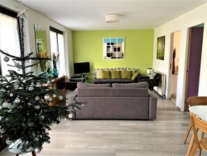 Smart-TV, Kamin, Bücher, Stereoanlage