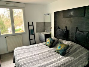 2 bedrooms, desk, iron/ironing board, travel cot