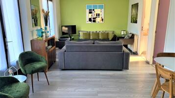 Smart-tv, een open haard, boeken en een stereo