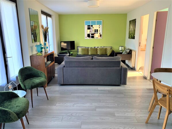 Smart TV, fireplace, books, stereo