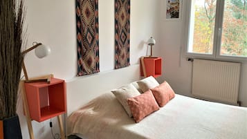 2 slaapkamers, een bureau, een strijkplank/strijkijzer, reisbedje