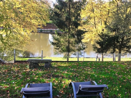 Enceinte de l’hébergement. La Maison du Lac 1 : Superbe vue ! au cœur de Forges les Eaux en Normandie