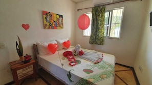 Superior appartement, 1 slaapkamer, balkon, uitzicht op zee | 1 slaapkamer, hypoallergeen beddengoed, een minibar, een bureau