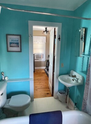 Combined shower/tub, toilet paper
