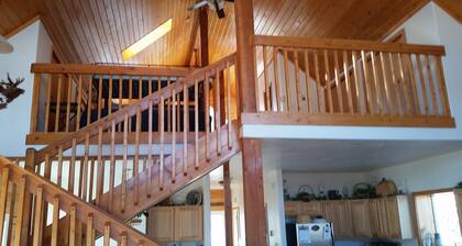 Beautiful 2700 SF Mountain Log Home-Snowmobile/Hunting/Skiing/Hiking Paradise