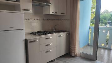 Kühlschrank, Mikrowelle, Wasserkocher mit Kaffee-/Teezubehör