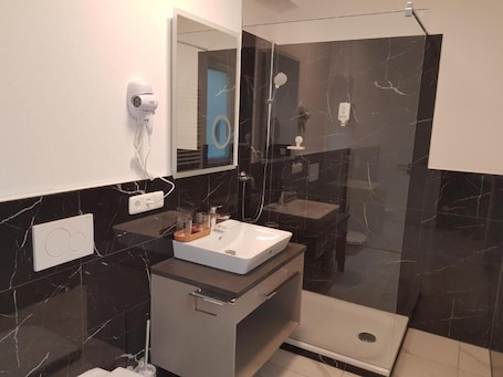 Business Twin Room, Private Bathroom | Bathroom. Hotel Emiliana am Bahnhof