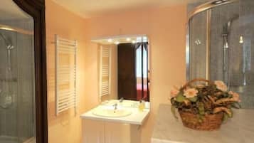 Comfort Double Room (Voisin) | Bathroom sink