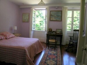 舒适双人房 (Mahivet) | 特色装修、特色家居、办公桌、笔记本电脑工作区