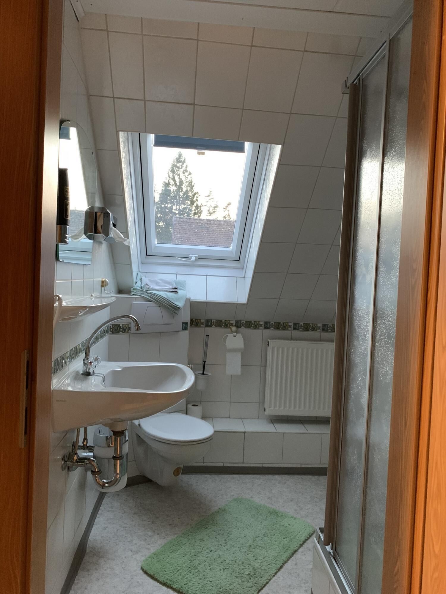 Chambre Deluxe Double ou avec lits jumeaux | Salle de bain | Douche, articles de toilette gratuits, serviettes fournies, savon