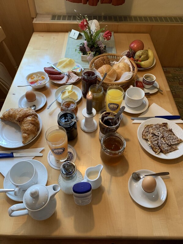Frokost med lokale retter er inkludert hver dag