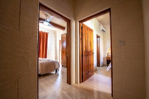 2 quartos, cofres nos quartos, ferros/tábuas de passar roupa