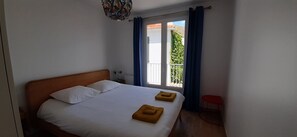 2 chambres, fer et planche à repasser, Wi-Fi gratuit, draps fournis