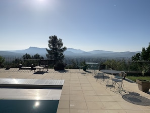 Outdoor dining - Beautiful Provencal villa 30 minutes from the sea (La Motte)