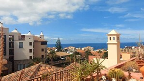 Une ville côtière avec des bâtiments, une tour et une vue sur la mer.