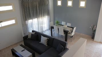 Villa Ălite | Coin sĂ©jour | TV connectĂ©e de 55 pouces avec chaĂźnes par cĂąble, tĂ©lĂ©vision