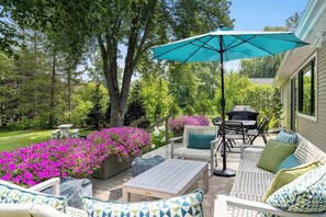 Outdoor Dining & Seating (Lakeside Cottage)