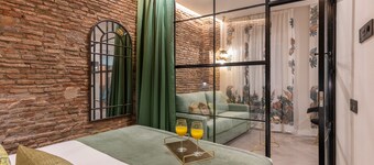 带温泉的宫殿公寓酒店, 历史中心