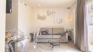 Deluxe-Apartment, 1 Schlafzimmer, Terrasse, Stadtblick | Daunenbettdecken, Verdunkelungsvorhänge, schallisolierte Zimmer