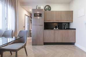 Căn hộ Deluxe, 1 phòng ngủ | Bếp riêng | Tủ lạnh, lò vi sóng, bếp nấu, máy rửa bát 
