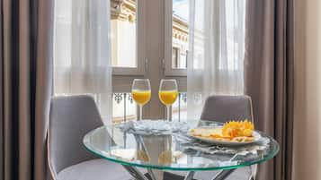 Apartamento Deluxe, vistas a la ciudad | Edredones de plumas, cortinas opacas, sistema de insonorización