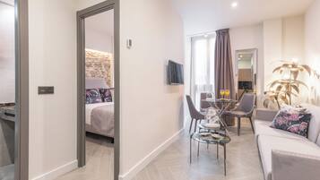 Deluxe Apart Daire, 1 Yatak Odası, Şehir Manzaralı | Kuştüyü yorgan, güneşlik/perde, ses yalıtımı, ütü/ütü masası