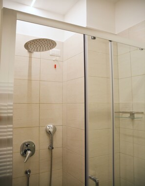 Dusche, umweltfreundliche Kosmetikartikel, Haartrockner, Bidet