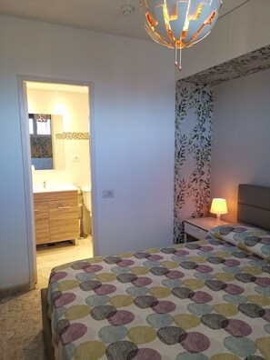 1 makuuhuone, työpöytä, silitysrauta/-lauta, Wi-Fi