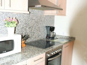 Kühlschrank, Mikrowelle, Ofen, Wasserkocher mit Kaffee-/Teezubehör