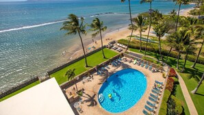 A resort with a pool, beach, and ocean view. - Menehune 122 Beautiful Ocean Views in Beautiful Condo Home (Kihei)