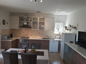 Réfrigérateur, micro-ondes, four, plaque de cuisson