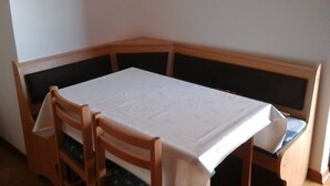 A corner dining area with a table and four chairs. - Apartment in Metajna with Seaview, Balcony, Air condition, WIFI (4890-2) (Metajna)