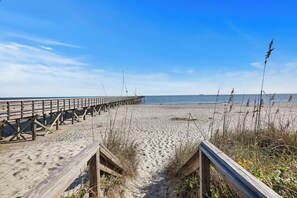 En la playa y toallas de playa 