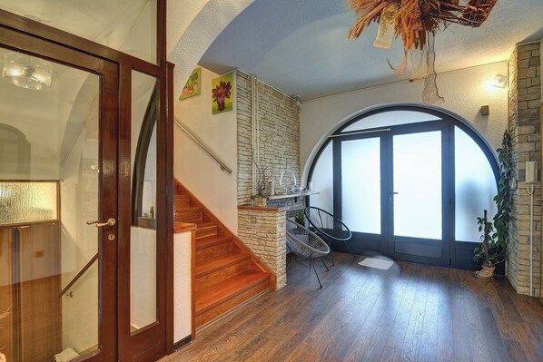 المنشأة من الداخل