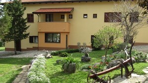 Un bâtiment à deux étages, doté d’une façade jaune et d’un toit recouvert de tuiles rouges.