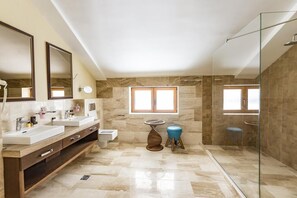 Executive Apartment | Bathroom | Shower, free toiletries, hair dryer, slippers - Waikiki Apartments (Tivat)