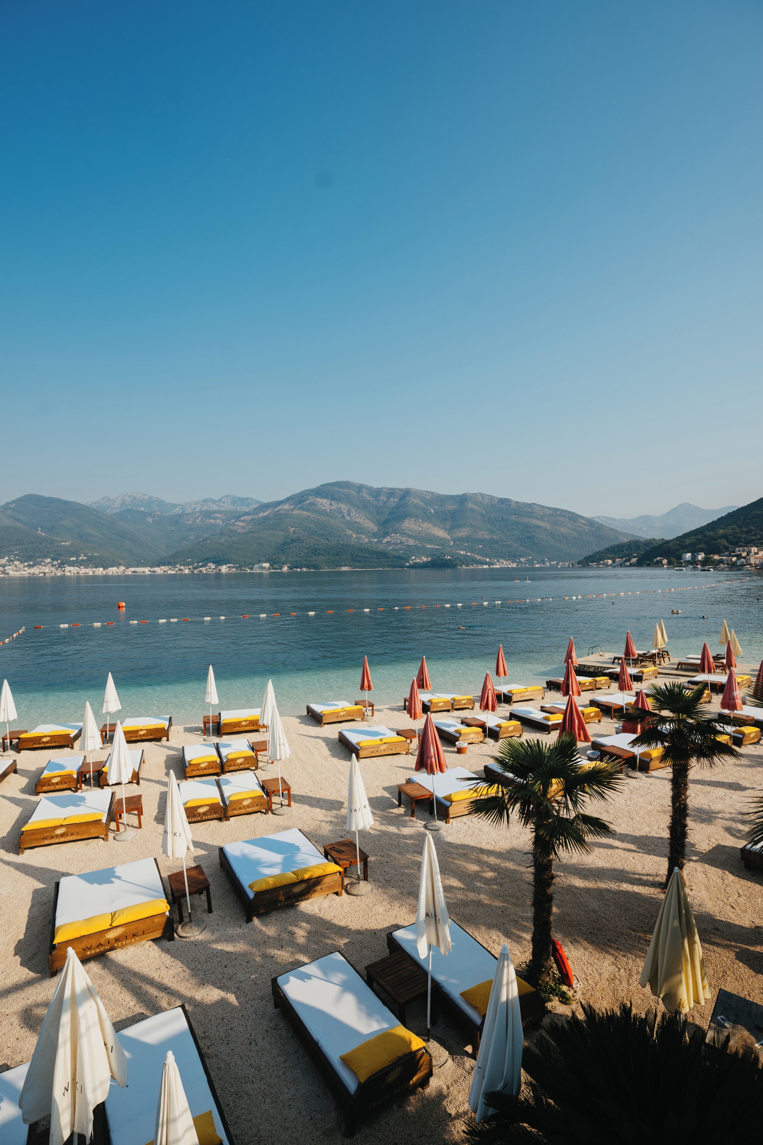 Playa en los alrededores, playa de arena blanca y bar en la playa 