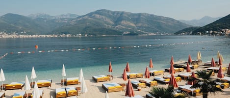 In StrandnĂ€he, weiĂer Sandstrand, Strandbar