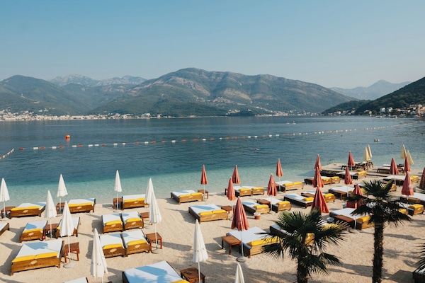 Perto da praia, areia branca, bar na praia