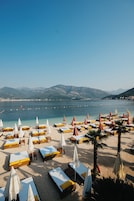 Una playa cerca, arena blanca, bar en la playa