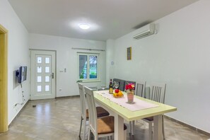 Dining - Apartment in Pirovac with Seaview, Terrace, Air condition, WIFI (4925-2) (Pirovac)