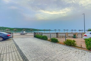 Property grounds - Apartment in Pirovac with Seaview, Terrace, Air condition, WIFI (4925-2) (Pirovac)
